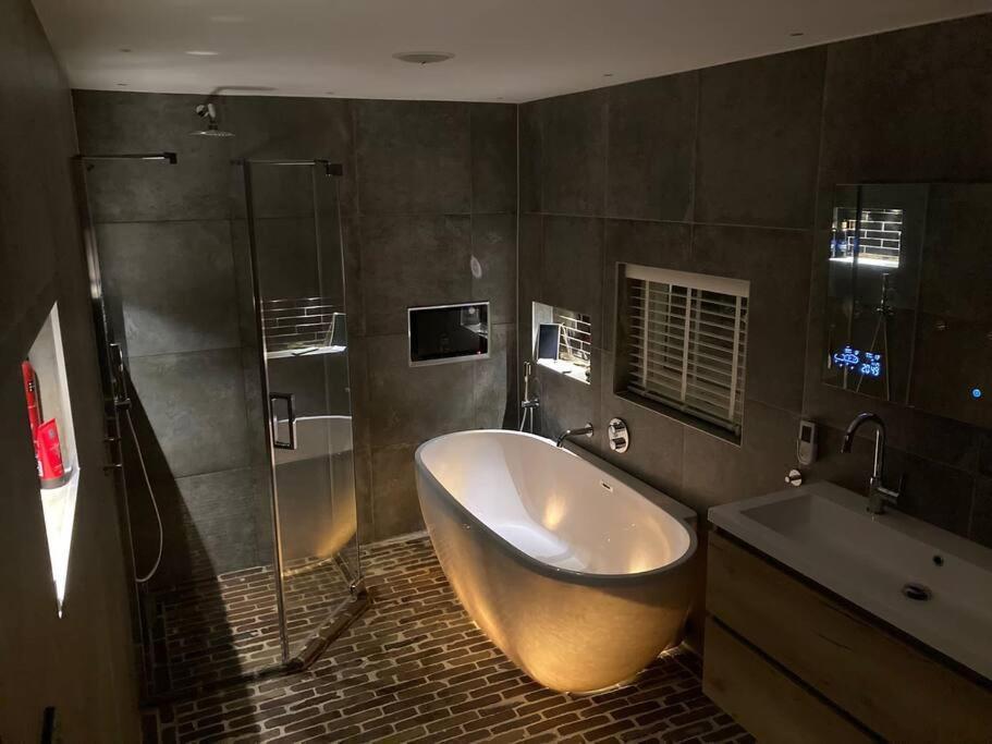 Voorsterstaete Former Barn, Including Jacuzzi Voorst Gem Voorst Bagian luar foto